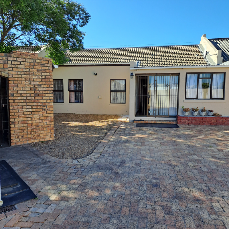 3 Bedroom house in Somerset West, with an Extra 125 sqm adjacent building on the plot (PRIVATE SALE)
