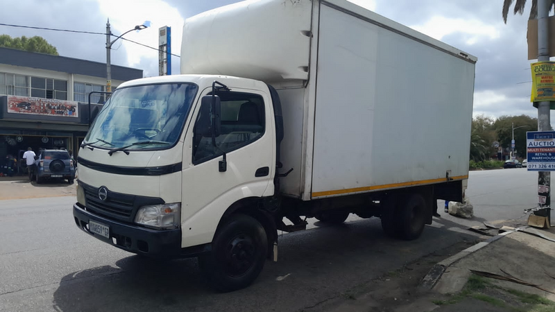 Hino 915 5ton closed body in an excellent condition for sale at an affordable amount