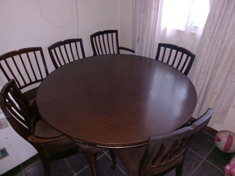 Antique 6 seater dining room set