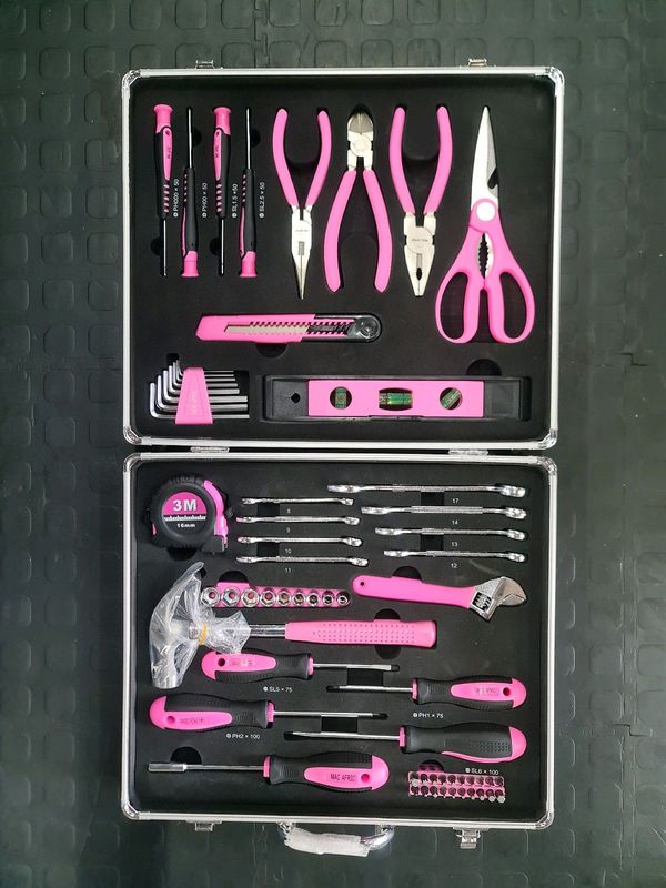 Splinternuut 63 p c s pink tool set in an aluminium case.
