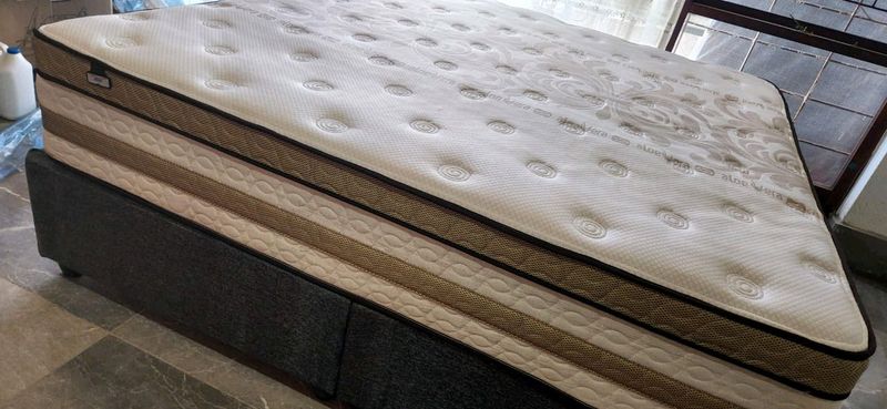 KING HEAVY DUTY MATRESS WITH 2 BEDBASES, LIKE NEW ( R4950 ) CAN DELIVER