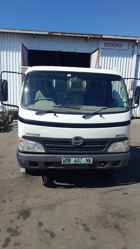 Hino 300 915 5ton dropside in a mint condition for sale at an affordable amount