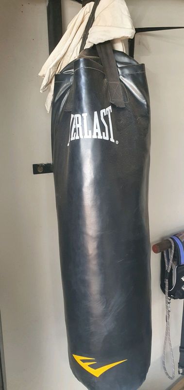 Punching bag XXL with wall mount