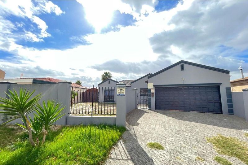 Stunning 3 Bedroom House For Sale In Parklands ........We are the Key to your New Home !!!!