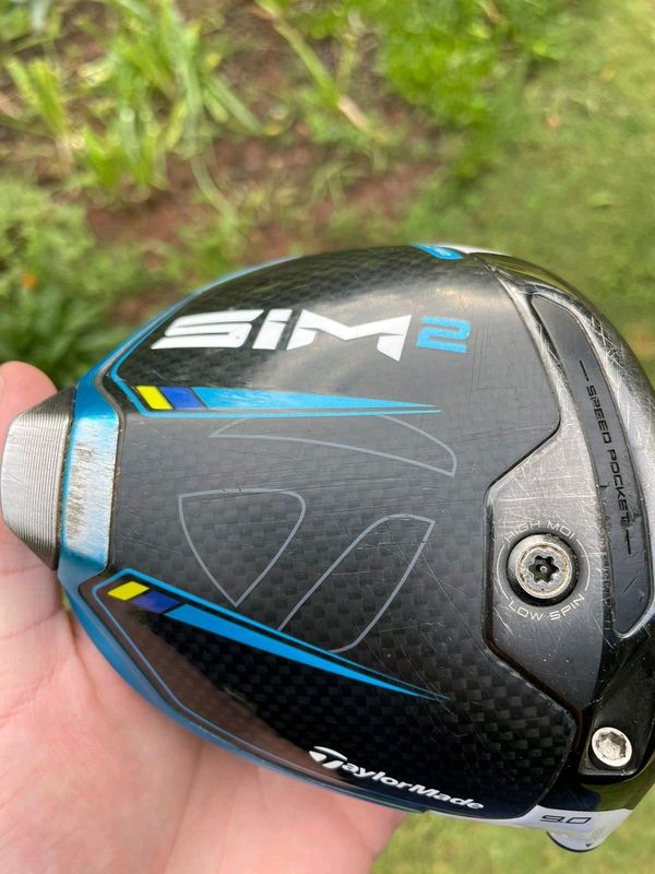 Taylormade SIM 2 9° Driver head and headcover.