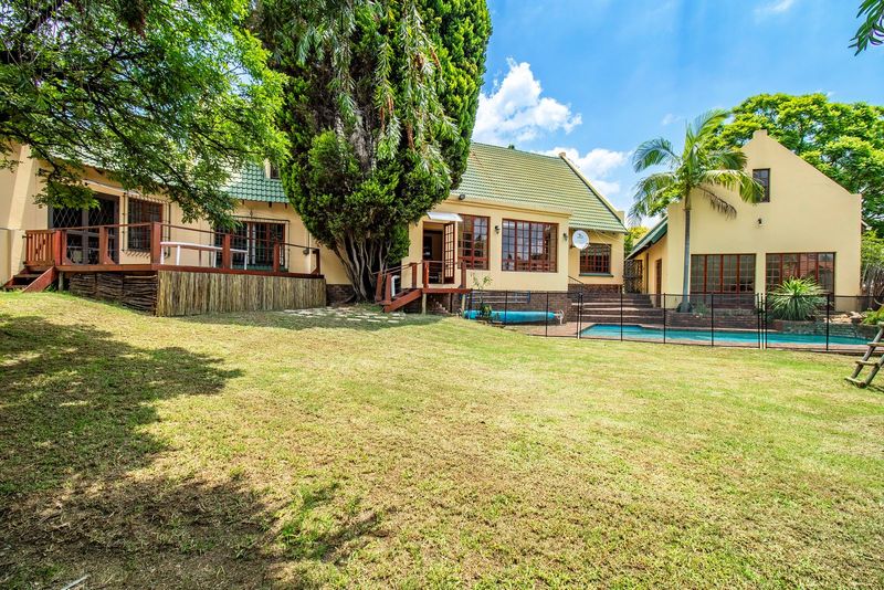 Perfect Location: Large &amp; Inviting Family Home