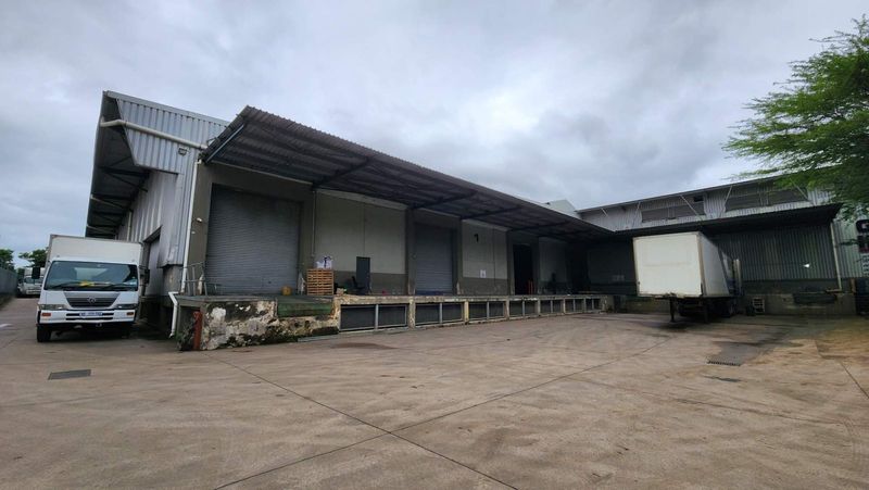 2&#39;300m2 Warehouse To Rent in Riverhorse Valley | Swindon Property