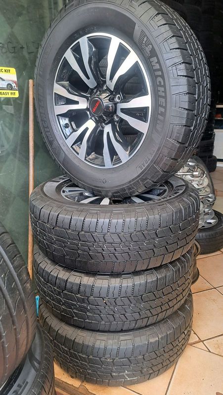 18 inch isuzu mags with 265 60 r18 Michelin tires.