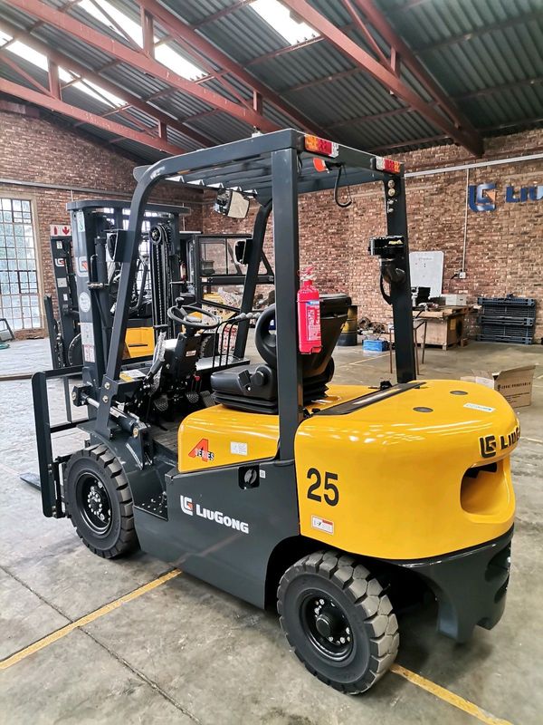 NEW LIUGONG 2,5 TON DIESEL FORKLIFTS