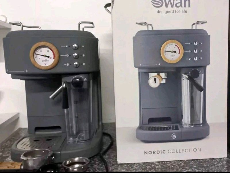 One touch espresso maker with 4 cappuccino glasses!
