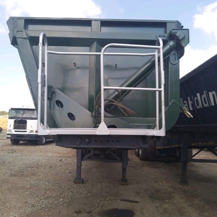 TOP TRAILER SIDE TIPPER ON CLEARANCE SPECIAL