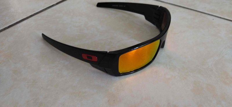 SUNGLASSES OAKLEY ORIGINAL POLARISED GASCAN with cover.