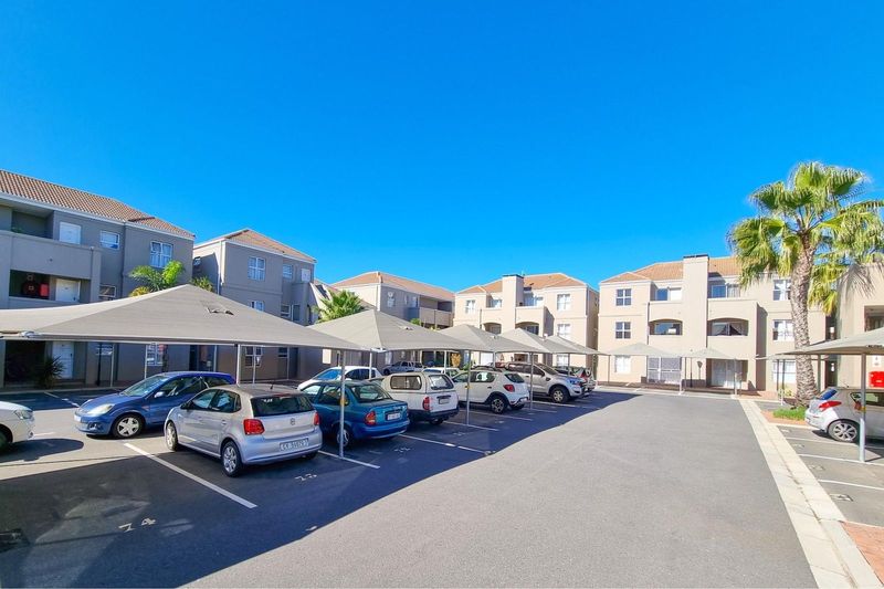 3 Bedroom apartment with 2 bathrooms in sought after Leicester Square in Uitzicht.