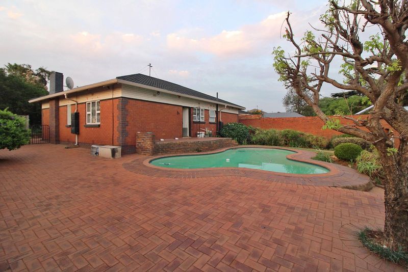 Secure Family Home with Swimming Pool, Manicured Garden, and Garage