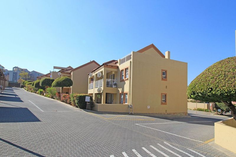 Two Bedroom Garden Apartment for Sale in Sunninghill