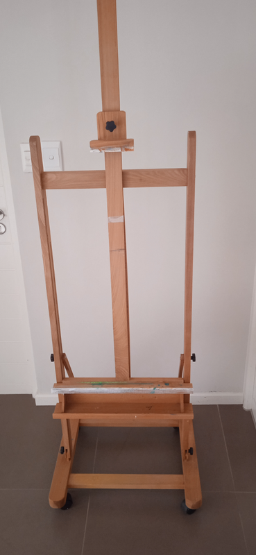 Easel stand with adjustable stool