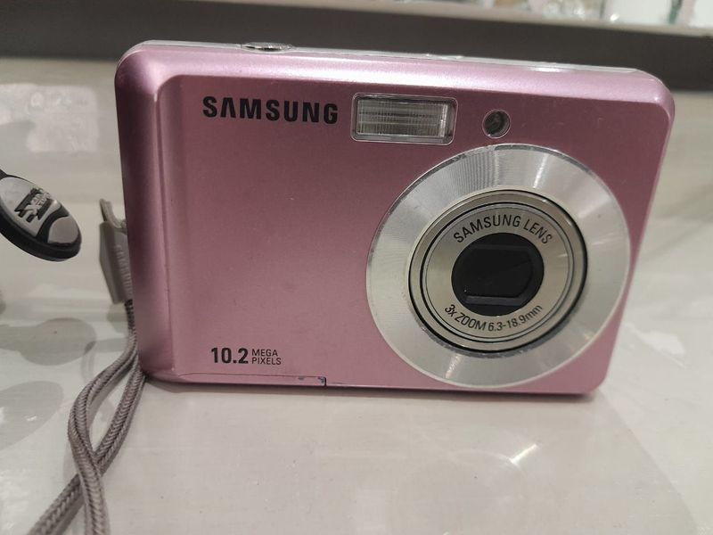 Samsung 10.2 MP battery camera