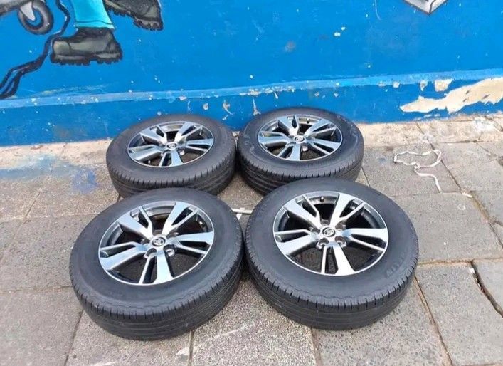 A set of 17inches original toyota rav4 mags 5x114 3 p c d with tyres also fit hyundai tucson ix35