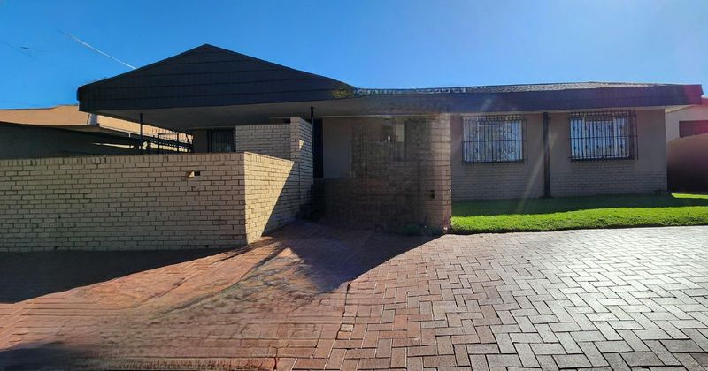 LOCATION! COMFORT! AFFORDABLE BUY!  ALL IN ONE! CENTRAL LAUDIUM!
