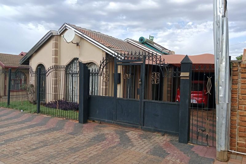Nice and big family house with a single garage for rental in Soshanguve block Xx