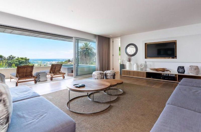 Large upmarket beachfront apartment in Camps Bay!