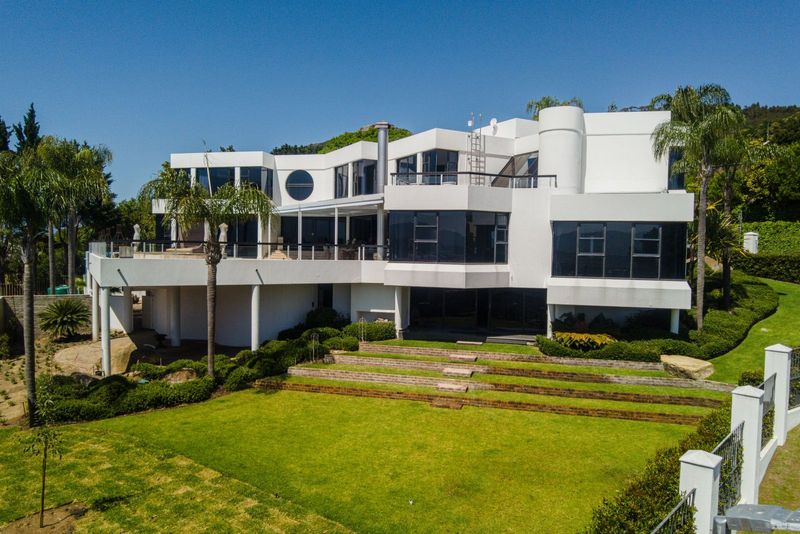 A Modernist Mansion with a Californian Rockstar Vibe, in the Heart of the Winelands