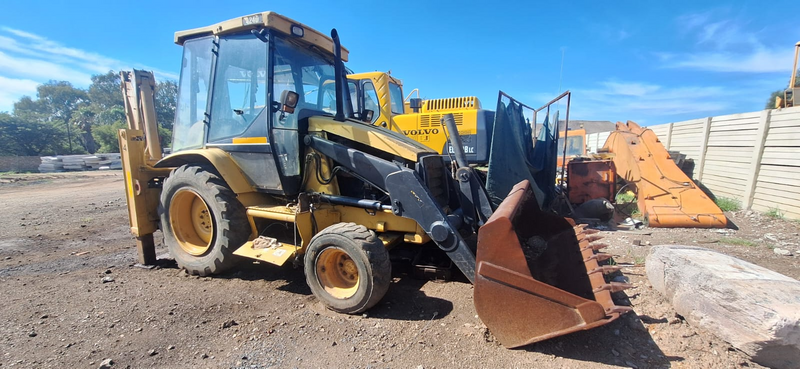 2005 CAT 424D (4x2) TLB - Selling the unit as is - R295,000 excl VAT