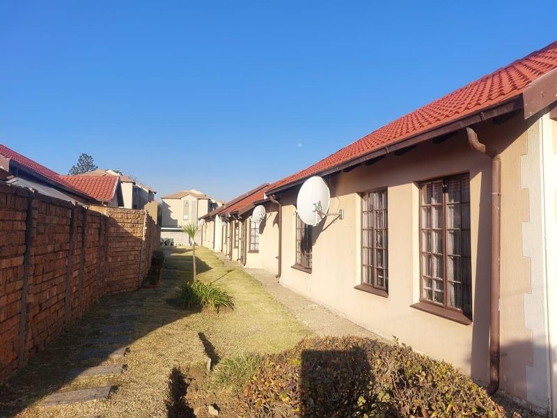 3 Bedroom Townhouse For Sale in Meredale