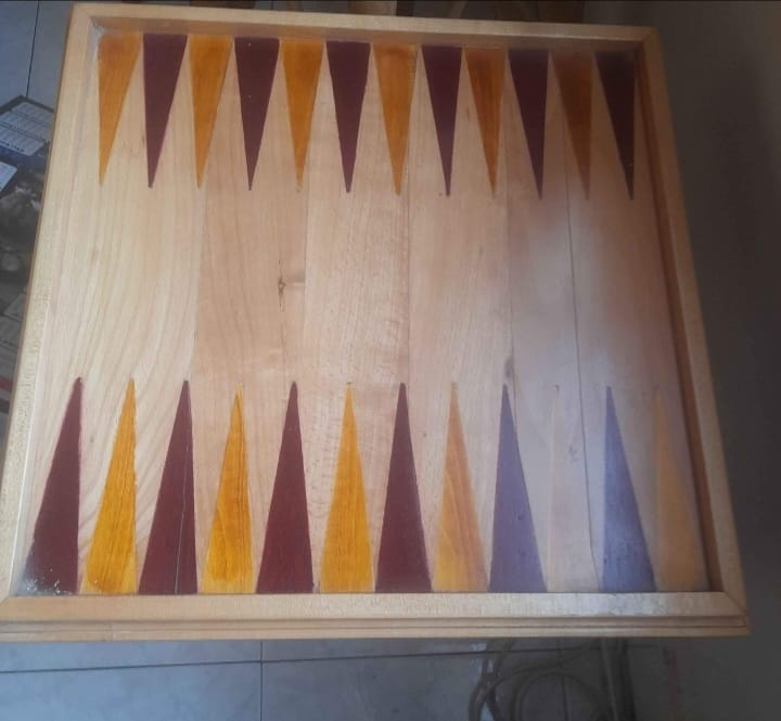 Backgammon side table with pieces