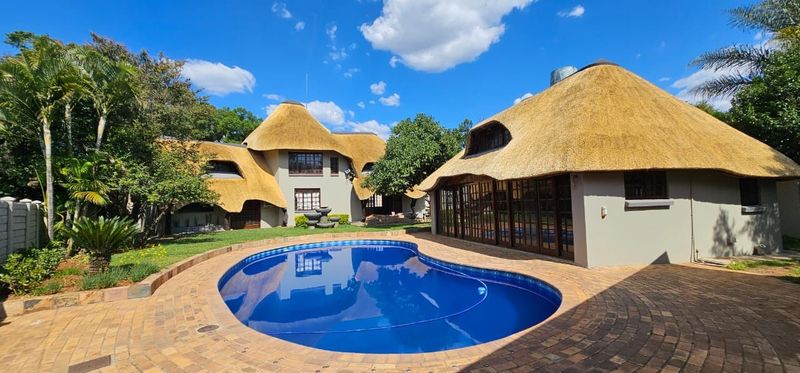 Luxurious Thatch Roof Mansion in Bo-Dorp