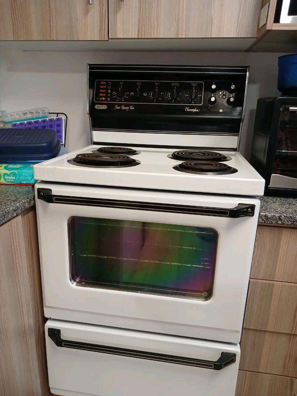 Stove with oven (electric)