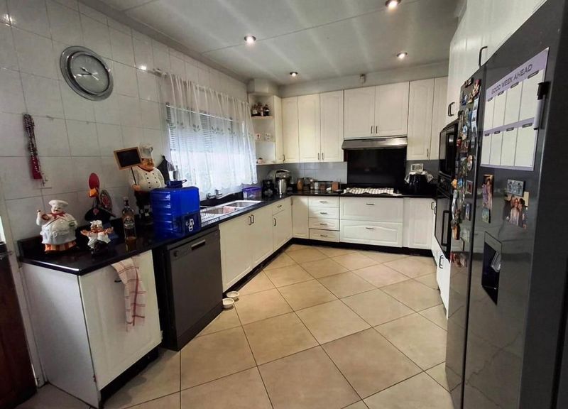 FOUR BEDROOM HOME WITH SPACIOUS FLATLET