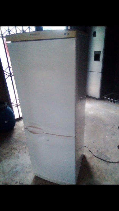 LIKE NEW LG FROST FREE WHITE FRIDGE/FREEZER