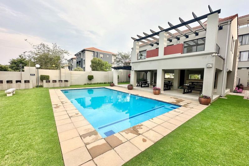 Modern Studio Living in Lonehill: Unfurnished Bachelor Unit Available for Rent