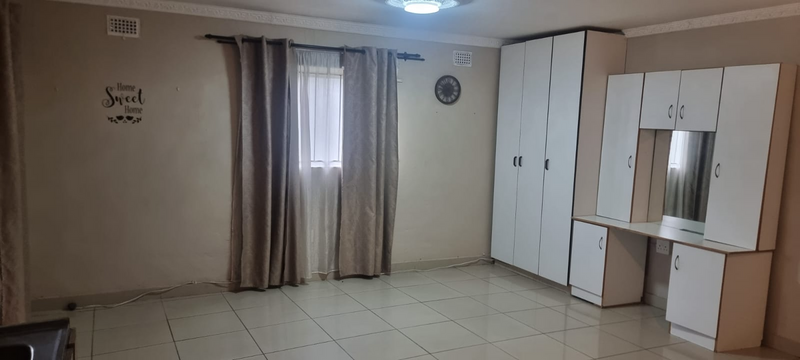 Open plan Out-building in Merebank for rent ( Call Landlord on 073 *802 *7525)