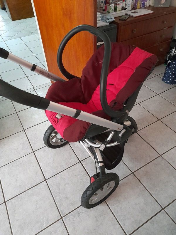 Quinny trio travel system, comes with everything in the photos al 3 clip in frame also comes with th
