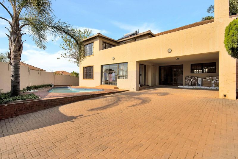 Introducing a lovely 4 bedroom (with flatlet) home in a Beautiful Complex in the heart of Lonehill!