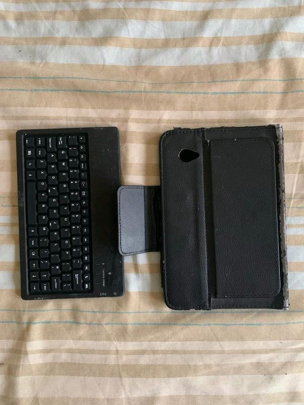 Small tablet pouch with Bluetooth keyboard