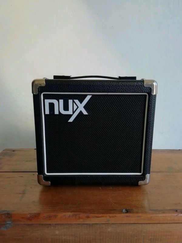 NUX Mighty 8 SE Portable guitar amp with modulation and effects USE batteries or AC power supply!