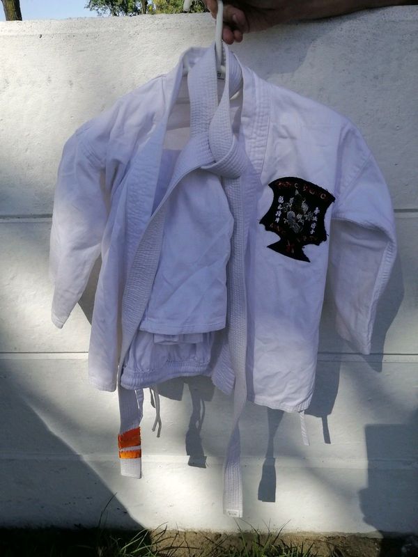 Boys size 0/130 Karate full suit Top, pants and belt R400