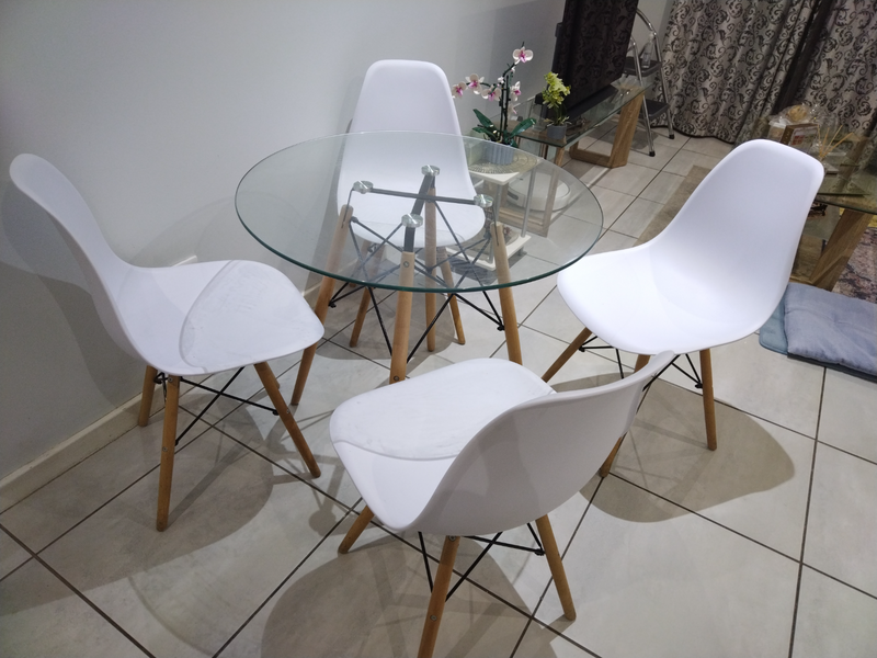 Retro Round Table with 4 Chairs