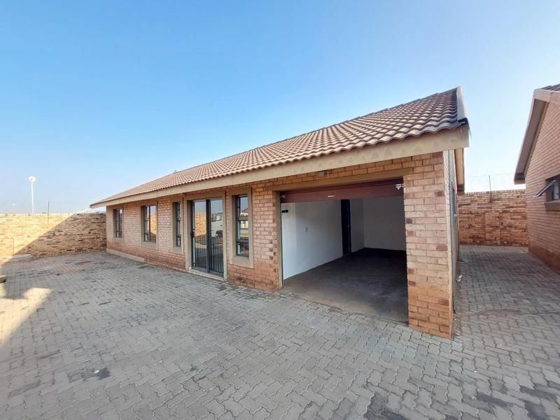 AVAILABILE IMMEDIATELY NO LOADSHEDDING ZONE Newly Developed Modern 3 Bedroom 2 Bathroom Simplex f...