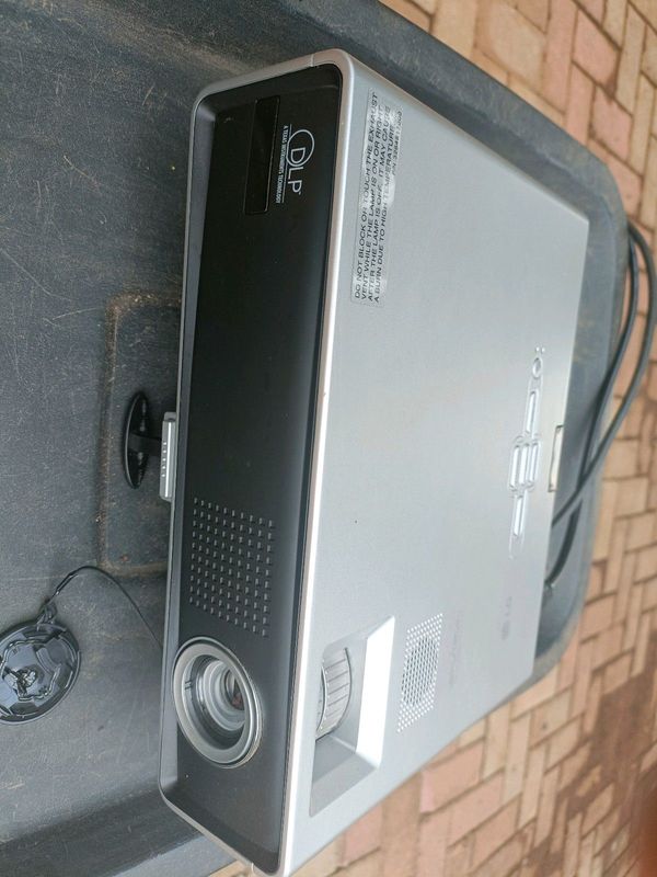Projector and projector screen for sale