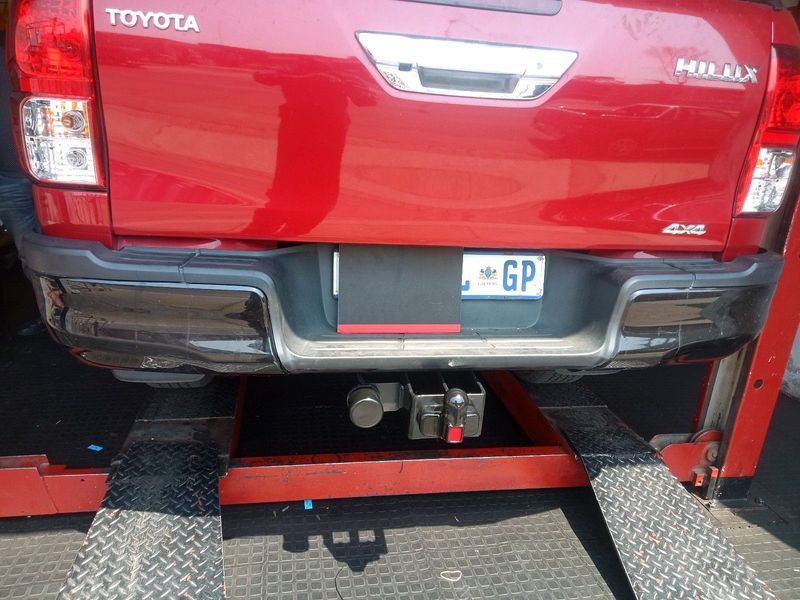 Toyota hilux underbumper towbars