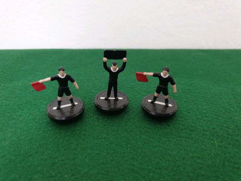 Subbuteo Zeugo Assistant Referees and 4th Official with Board