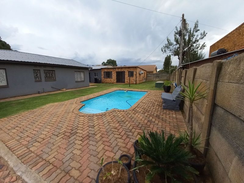 Modern 4 bedroom house with 2 bedroom flat &amp; pool