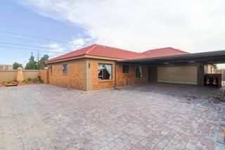 Magnificent cluster with batchelor pad in Southdowns, Alberton