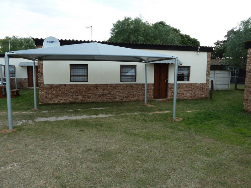 Garden Flat to rent in Despatch (suburb Retief) 1 bedroom (partially furnished)