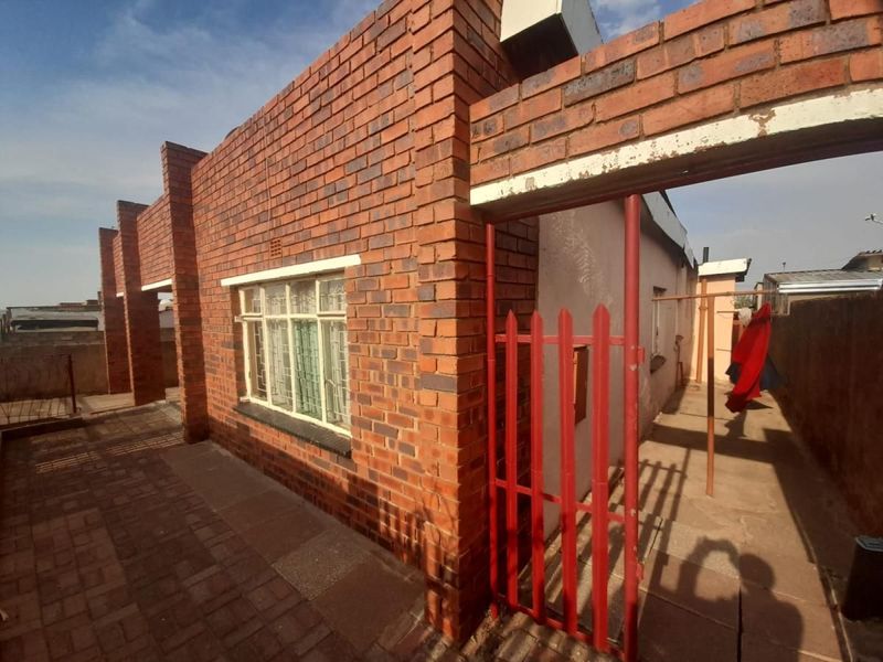 2 Bedroom House for Sale in Zondi with a garage and 1 outside room