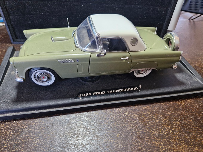 Car Model Collector Bargain ! 2 x 1:18 scale Models ! Lot3.